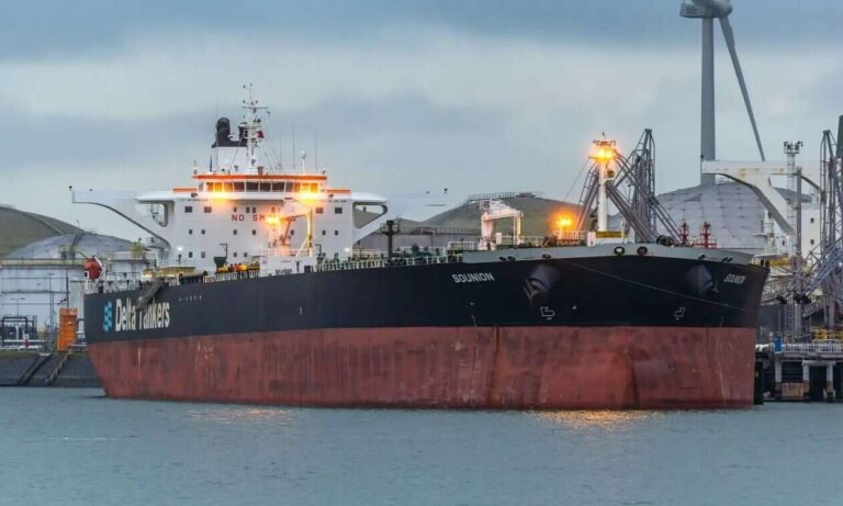 Τάνκερ με ελληνική σημαία επλήγη από τους Χούθι στην Ερυθρά Θάλασσα