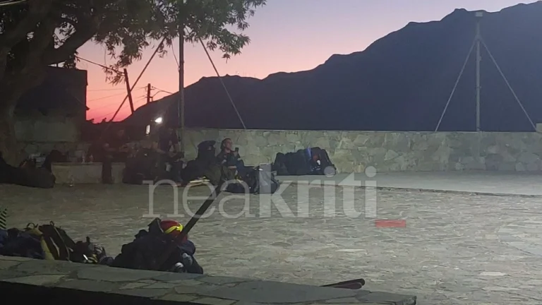 Η συγκλονιστική φωτογραφία με τους εξαντλημένους πυροσβέστες μετά την συνεχόμενη «μάχη» με τις φλόγες στο Ρέθυμνο