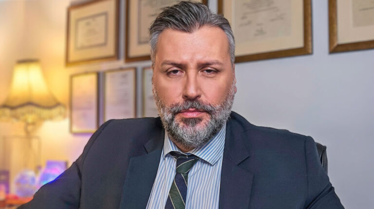 Γιάννης Καλλιάνος: Απαντά στις κατηγορίες ότι διατηρεί παράνομο κέντρο μελέτης μαθητών δημοτικού