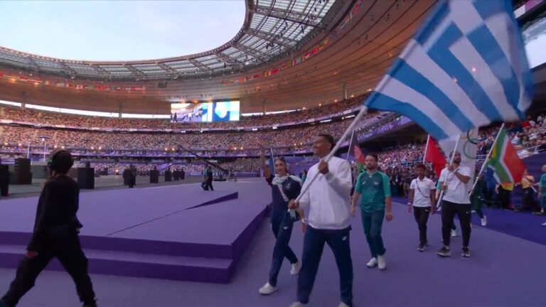 Tελετή Λήξης των Ολυμπιακών Αγώνων: Η στιγμή που οι σημαιοφόροι Εμμανουήλ Καραλής και Ευαγγελία Πλατανιώτη μπαίνουν με την ελληνική σημαία