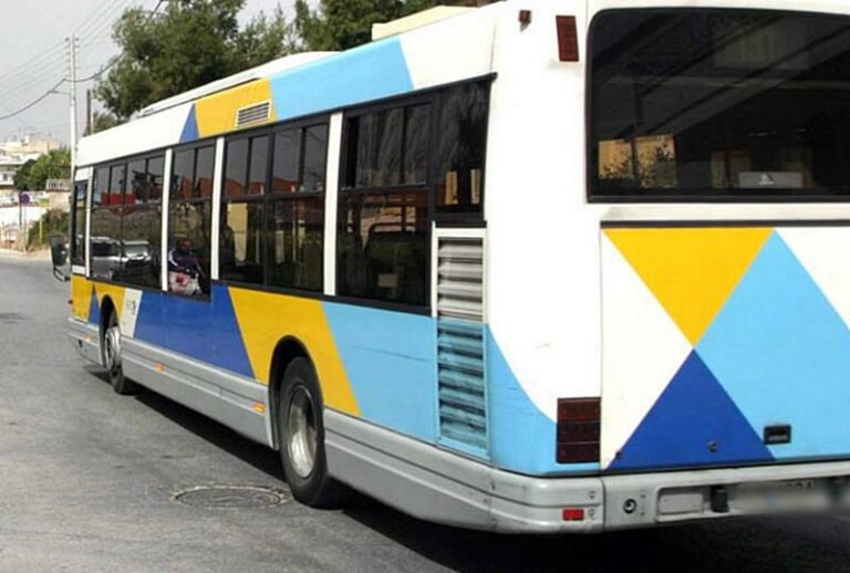 Καραμπόλα αστικού λεωφορείου στην Αττική – Συγκρούστηκε με δυο ΙΧ