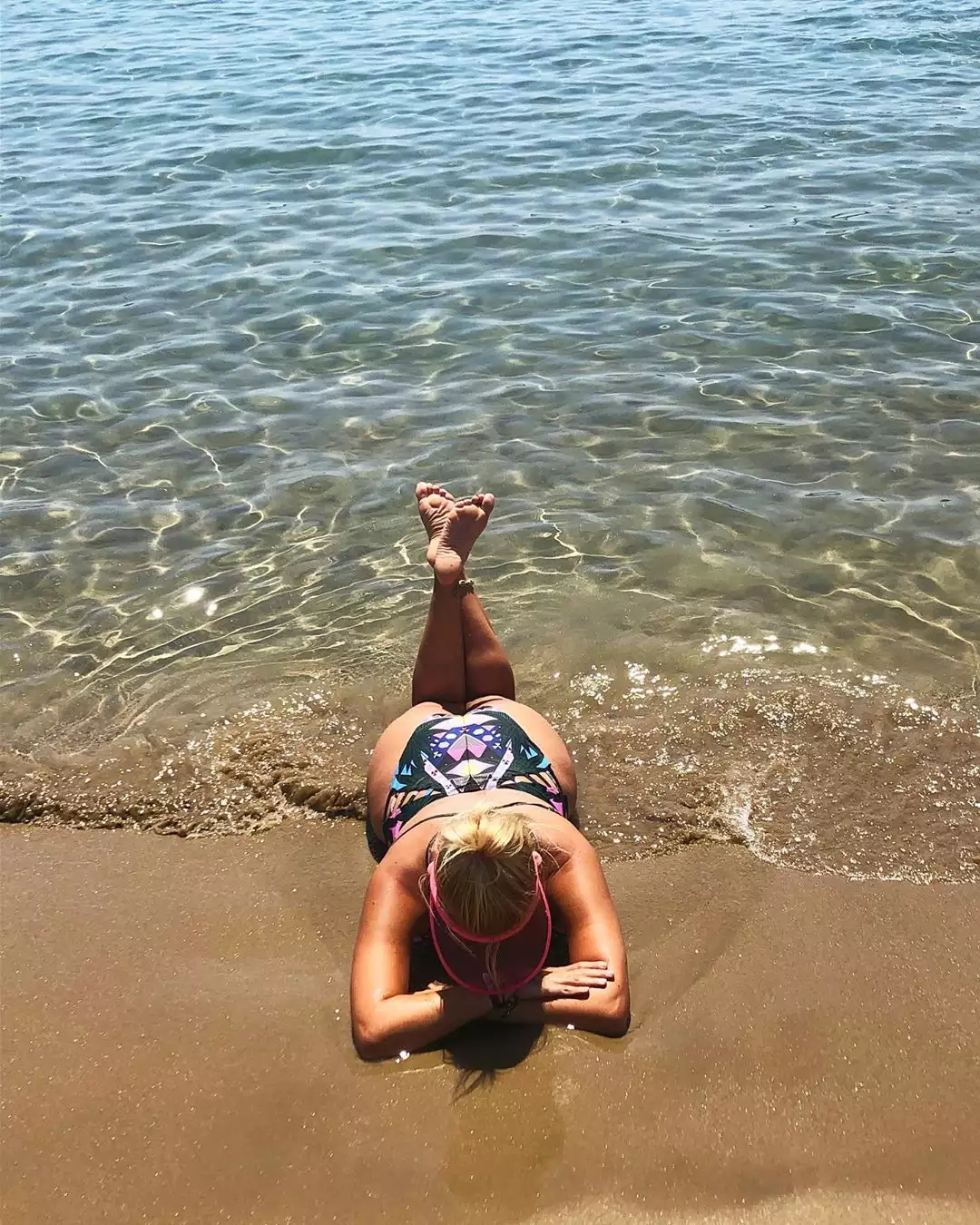 Διάσημη ξανθιά Ελληνίδα ποζάρει σε παραλία και ζαλίζει με τις εντυπωσιακές της καμπύλες 10 nancyparadeisanou 67527126 504800956939262 4521936515613693915 n