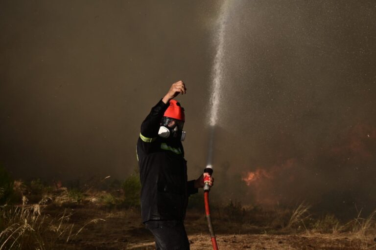 Κραυγή αγωνίας από τους πυροσβέστες – «Μην παίζετε με τις ζωές μας, το έχετε παρακάνει»