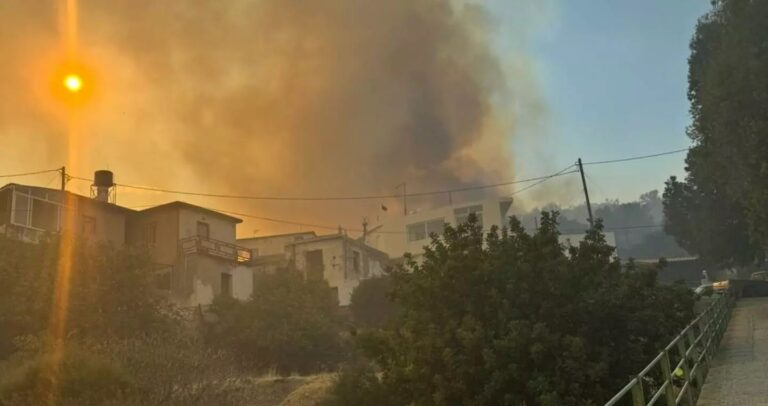 Τώρα – Μεγάλη Φωτιά: Στα πρώτα σπίτια οι φλόγες – Ανεξέλεγκτη καίει η φωτιά