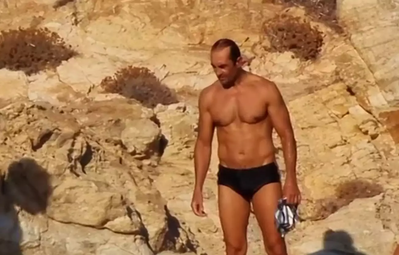 Κρέμασαν… σαγόνια στη Μύκονο: Ο Συσσοβίτης έβγαλε την μπλούζα και στα 59 έχει καλύτερο σώμα από το Είσαι το Ταίρι μου 1 sissovitis