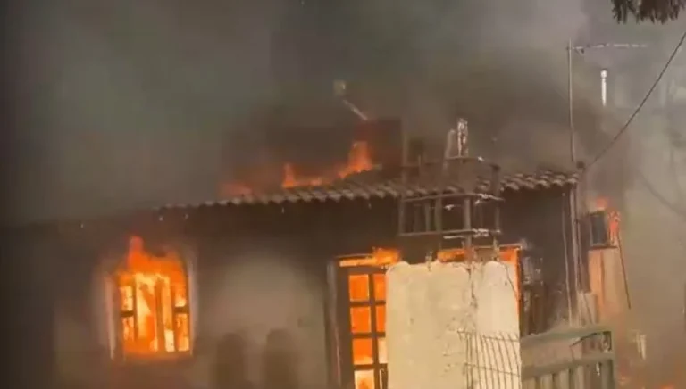 Μεγάλη φωτιά τώρα στην Αττική – Σε αυτές τις περιοχές καίγονται τώρα σπίτια