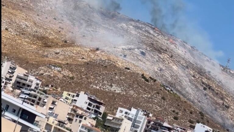 Νέα φωτιά στην Αττική δίπλα από σπίτια – Συναγερμός στην Πυροσβεστική