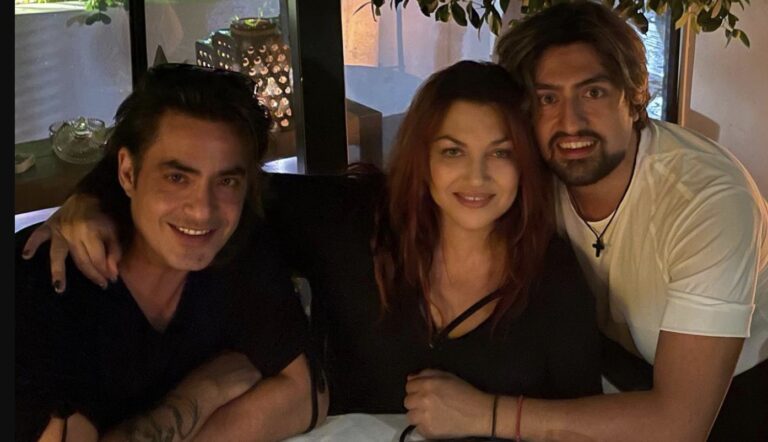 Ο Διονύσης Σχοινάς φωτογραφίζει μέσα στην πισίνα την Καίτη Γαρμπή – «Καλοκαράκι, απογευματινό μπανάκι»