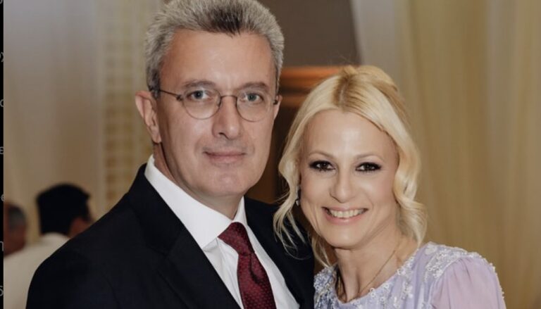 Νίκος Χατζηνικολάου: Τα τρυφερά φιλιά με την σύζυγό του, Κρίστη Τσολακάκη, στις διακοπές τους