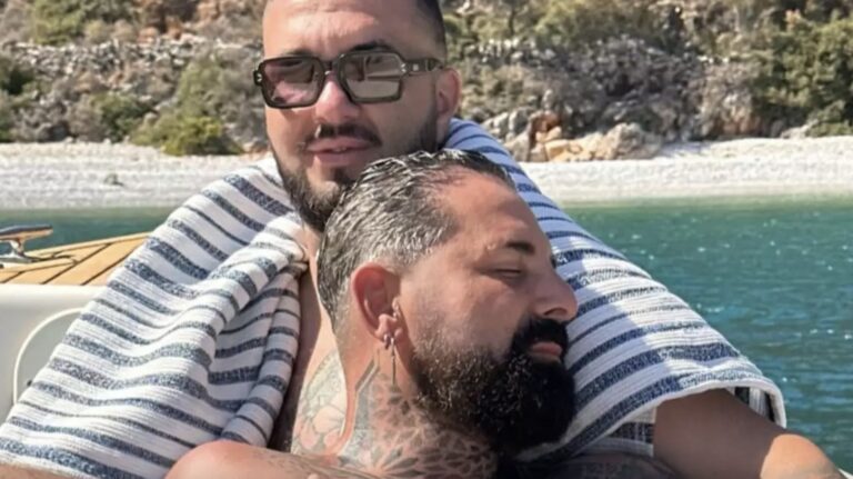 Ο σχεδιαστής Σπύρος Στεφανουδάκης απολαμβάνει τις διακοπές του με τον σύζυγό του Γιάννη Τράκα – Φωτογραφίες