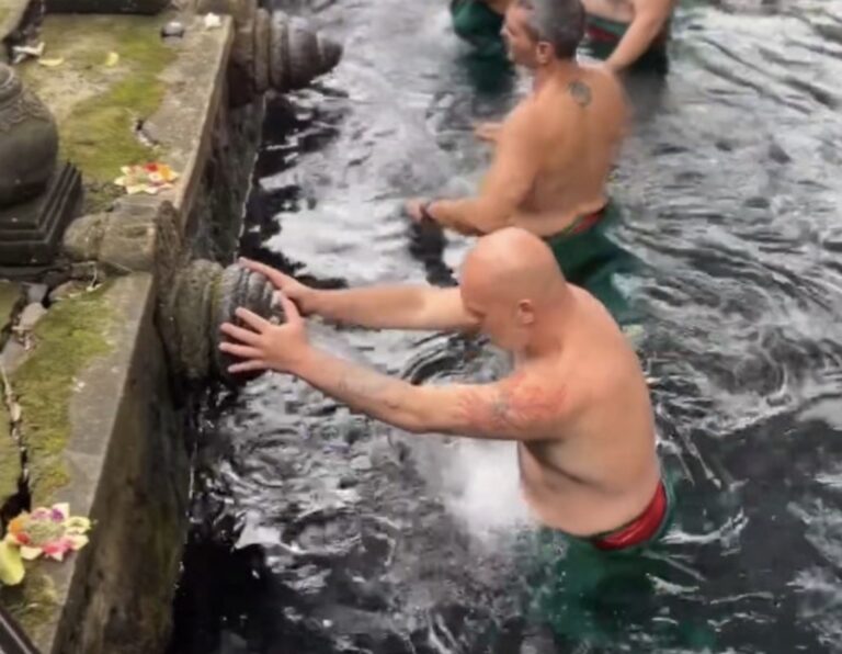 Ο Νίκος Μουτσινάς στο Μπαλί για εξαγνισμό μαζί με τον Κωνσταντίνο Δέδε