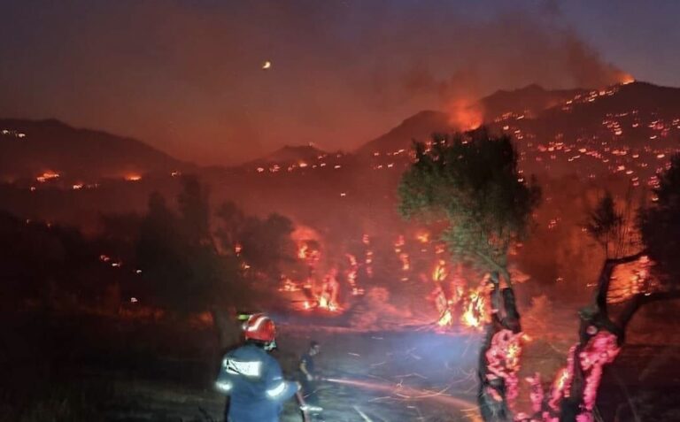 Μεγάλη φωτιά ΤΩΡΑ – Έρχεται δύσκολη νύχτα – Μάχη για να μην μπουν οι φλόγες μέσα σε χωριά