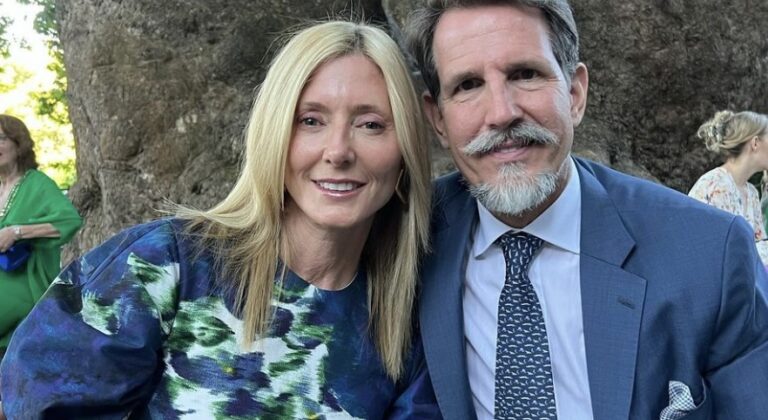 Στην Αμοργό για διακοπές o Παύλος και η Μαρί Σαντάλ με τα πέντε παιδιά τους – Πήγαν σε μοναστήρι