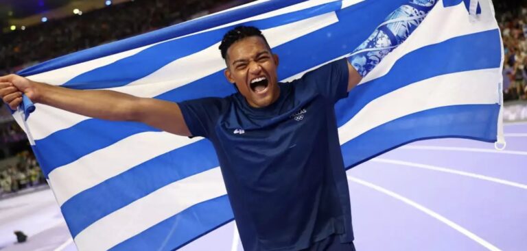 Ο Εμμανουήλ Καραλής σημαιοφόρος της Ελλάδας στην τελετή λήξης των Ολυμπιακών Αγώνων