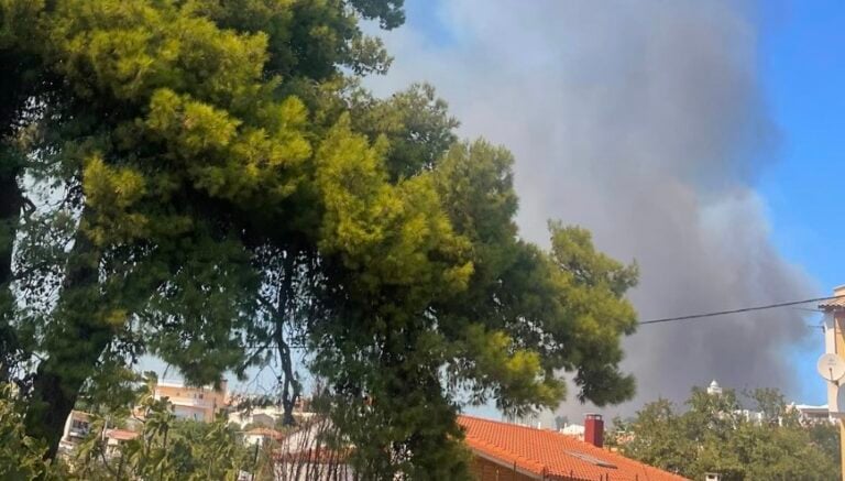 Νέα μεγάλη φωτιά τώρα στην Αττική – Κοντά σε σπίτια – Ζητήθηκε εκκένωση
