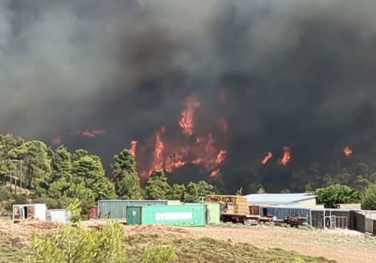 Ανεξέλεγκτη η φωτιά στην Αττική: Καίγονται σπίτια – Ποιοι δρόμοι έχουν κλείσει