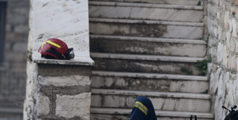 Συγκλονιστική φωτογραφία κατάκοπου πυροσβέστη μετά από ολονύχτια μάχη με τις φλόγες στην Αττική