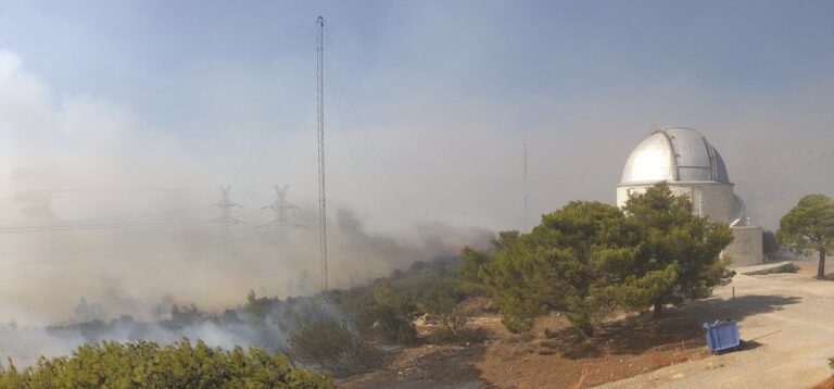 Φωτιά στην Αττική: Οι φλόγες πλησιάζουν το Αστεροσκοπείο Πεντέλης – Καίγεται ο περίβολος