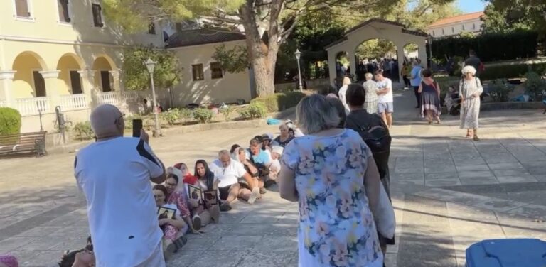 Κεφαλονιά: Πλήθος πιστών έκαναν αλυσίδα στο έδαφος για να περάσει το σκήνωμα του Αγίου Γερασίμου