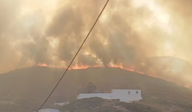 EKTAKTO –  Καίγεται ελληνικό νησί – Ασταμάτητη η φωτιά – Απομακρυνθήκαν άνθρωποι