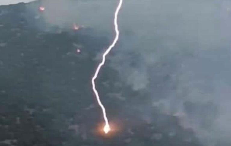 Φωτιά κοντά σε σπίτια από κεραυνό – H απίστευτη φωτογραφία την στιγμής που χτυπά ο κεραυνός