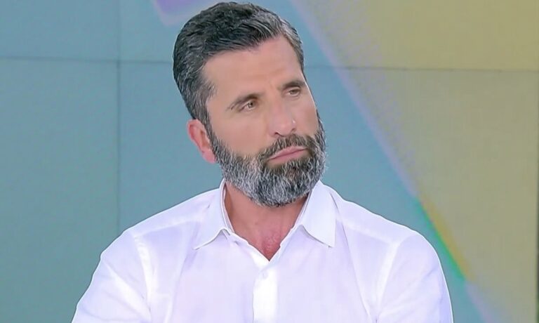 Αγωνία για τον Θανάση Βισκαδουράκη: Στο Κέντρο Υγείας Παλαμά ο γιος του – Η στιγμή της μεταφοράς του με ασθενοφόρο