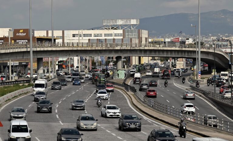 Σύγκρουση αυτοκινήτων τώρα σε λεωφόρο της Αθήνας – Προβλήματα στην κυκλοφορία