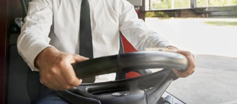 Έξαλλος οδηγός λεωφορείου έβριζε τουρίστες και θεία: «15 μέρες χωρίς ρεπό για να χαχανίζετε από τις εννέα το πρωί»