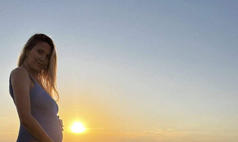 Έγκυος αγαπημένη Ελληνίδα δημοσιογράφος – Οι φωτογραφίες με φουσκωμένη κοιλιά και το φύλο του μωρού