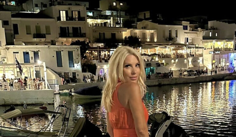 Όλο το λιμάνι σταμάτησε να δει την Μενεγάκη να βγάζει selfie – Σε ποιο μέρος της Άνδρου βρέθηκε – Το υπέροχο νεραϊδένιο φόρεμα που φόρεσε