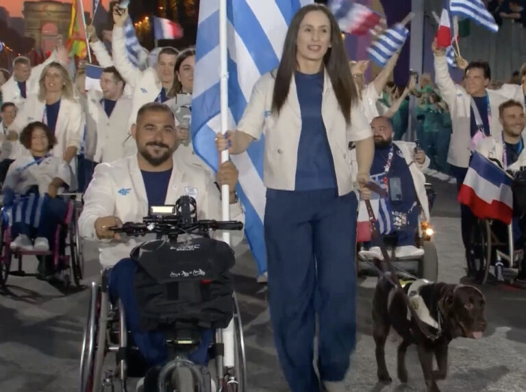 Παραολυμπιακοί Αγώνες 2024: H είσοδος της Ελλάδας με σημαιοφόρους τη Θεοδώρα Πασχαλίδου και τον Μανώλη Στεφανουδάκη