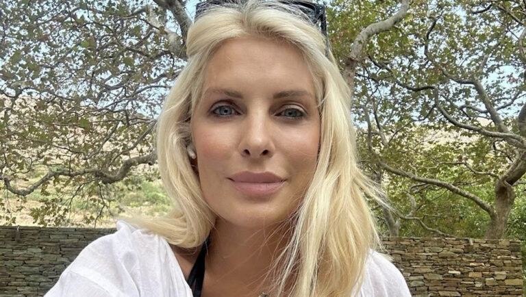 Ασταμάτητα όμορφη η Ελένη Μενεγάκη – Όλοι προσπαθούν να καταλάβουν τις 4 λέξεις που έγραψε μαζί με τις νέες της φωτογραφίες