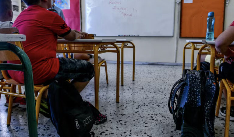 Σχολείο: Κινητό μόνο στην τσάντα, ψηφιακό φροντιστήριο και νέο πλαίσιο συνεπειών – Τι ισχύει για απουσίες, αποβολές