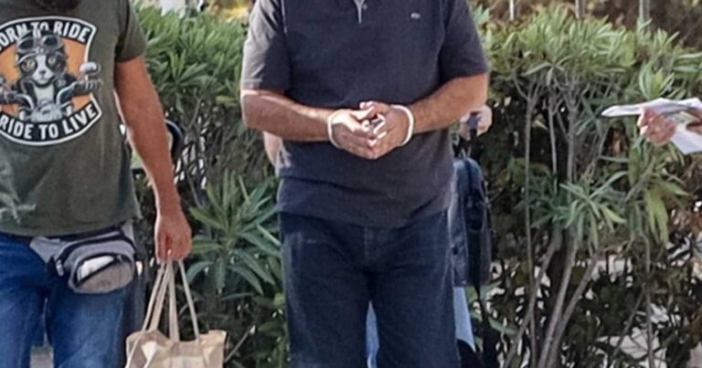 Βάρη: Auτός είναι ο 66χρονος διδάκτορας που έβαλε τις φωτιές – Κατηγορείται για 4 εμπρησμούς – Προφυλακίστηκε