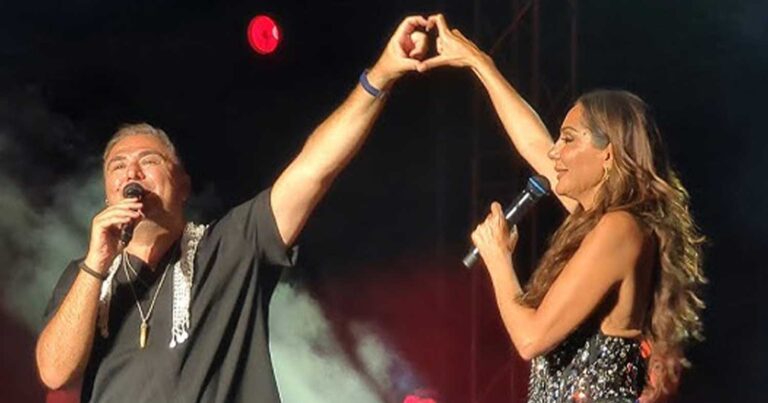 Αντώνης Ρέμος: Το ζεϊμπέκικο επί σκηνής και η αφιέρωση της Βανδή στον Βασίλη Καρρά στη συναυλία τους στην Κρήτη