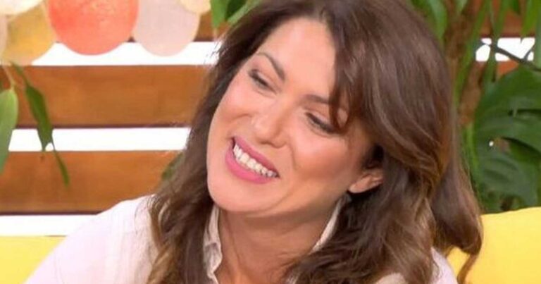 Κλέλια Ρένεση: Mε ψηλόμεσο μπικίνι στο χωριό της – Η φωτογραφία μαζί με την κόρη της