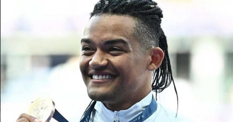 Εμμανουήλ Καραλής: Δεν φαντάζεστε τι θα φορέσει στην Τελετή Λήξης των Ολυμπιακών Αγώνων 2024 για να… μην τον ματιάζουν