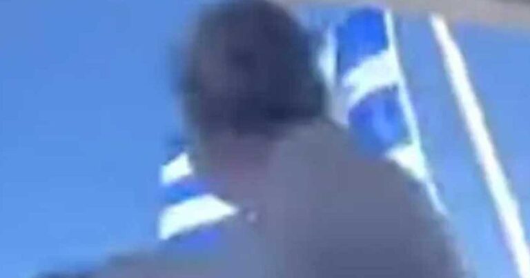 Χαμός με το βίντεο αγανακτισμένης επιβάτιδας σε πλοίο να πετά ηχείο στη θάλασσα