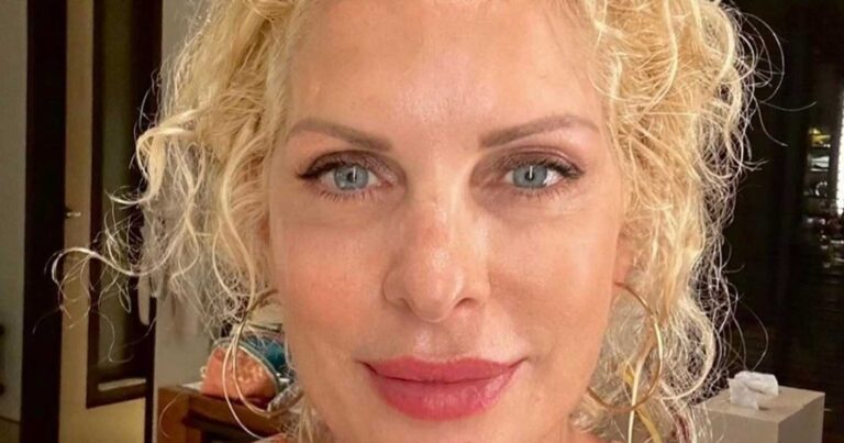 Η Ελένη Μενεγάκη ανέβασε φωτογραφία για τον Δεκαπενταύγουστο μας εύχεται Χρόνια Πολλά και μοιάζει με 25 χρονών