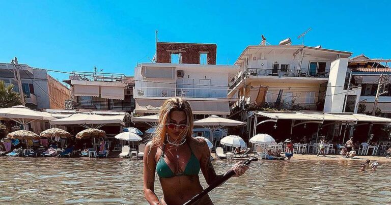 Πασίγνωστη Ελληνίδα τραγουδίστρια παίζει στη σανίδα σε παραλία και οι άντρες ξεχνούν τα λόγια τους