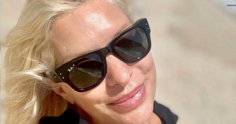 Ελένη Μενεγάκη: Ποζάρει άβαφη και με μαύρο μαγιό – Η νέα φωτογραφία από τις διακοπές της