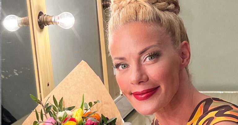 Η Ζέτα Μακρυπούλια δίχως ίχνος μακιγιάζ στην Άνδρο κάνει διακοπές και μαγεύει με την φυσική της ομορφιά