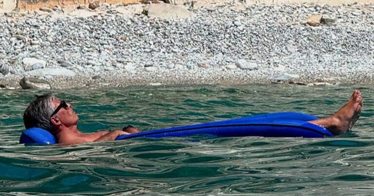 Εξαφανισμένος αλλά τον βρήκαμε – Έλληνας μεγαλοδημοσιογράφος ξαπλωμένος σε φουσκωτό στρώμα μέσα στη θάλασσα κάνει ηλιοθεραπεία