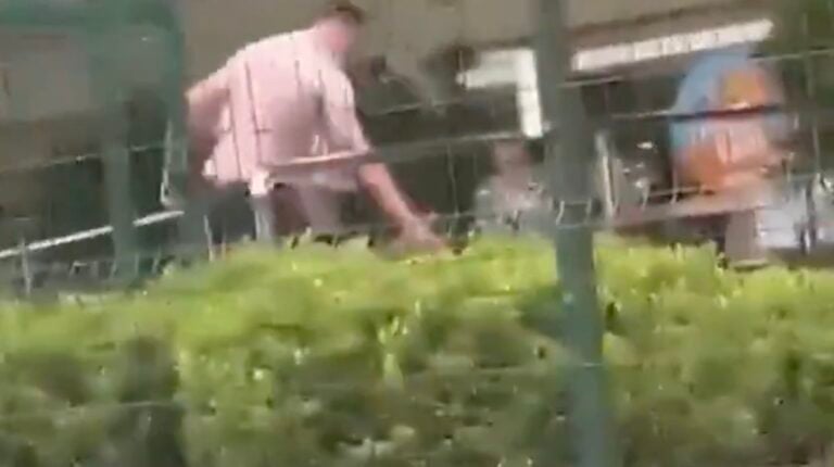 Πατέρας έσφαξε μέχρι θανάτου πλανόδιο πωλητή  γιατί έβγαλε μαχαίρι μπροστά στην κόρη του