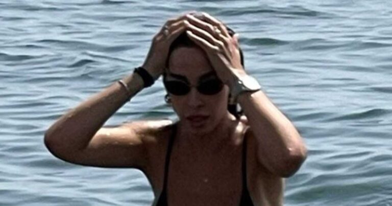 Σαν Αναδυομένη Αφροδίτη – Η πιο αγαπημένη τραγουδίστρια της Ελλάδας βγαίνει από την παραλία σαν κορίτσι του Τζέιμς Μποντ
