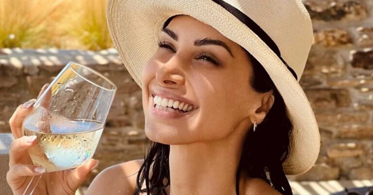 Ελληνίδα τραγουδίστρια ποζάρει χαμογελαστή στις διακοπές της – Ετοιμάζεται για μεγάλη επιστροφή