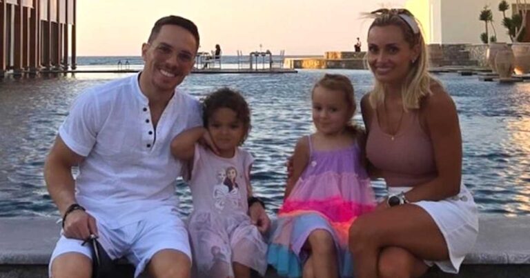 Το τρυφερó φιλί του Λευτέρη Πετρούνια και της Βασιλικής Μιλλούση με φόντο το ηλιοβασίλεμα