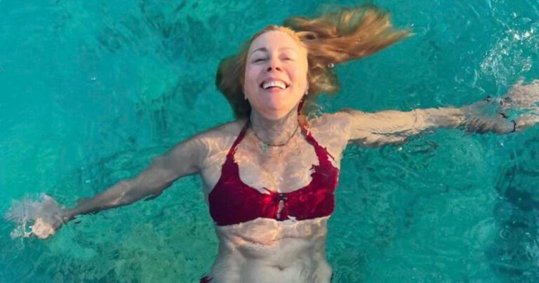 Είναι 55 και έχει σώμα 20άρας – Η Ελληνίδα που τερμάτισε την ομορφιά κάνει διακοπές και εντυπωσιάζει