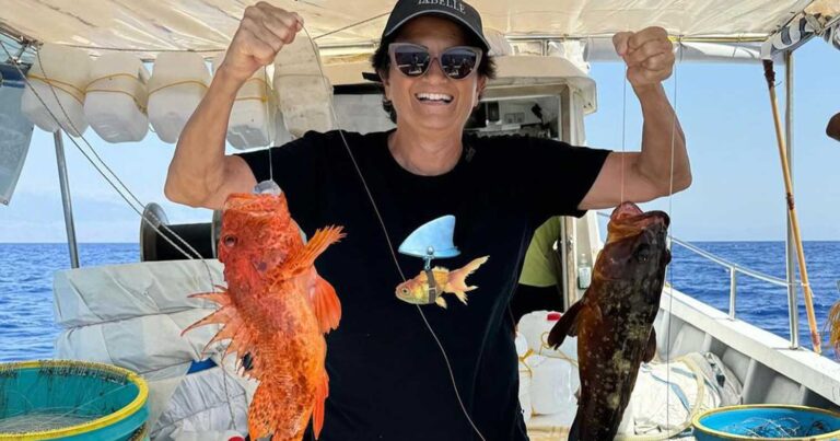 Aγαπημένη πασίγνωστη Ελληνίδα τραγουδίστρια ποζάρει στα 69 της φορώντας μαγιό και δείχνει υπέροχη 