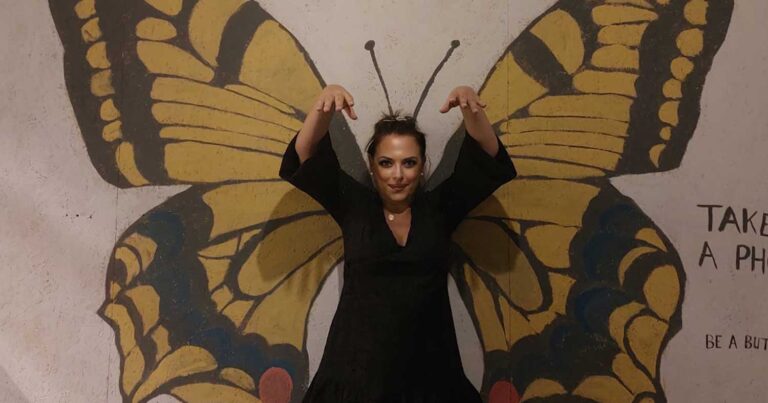 Η πιο αγαπημένη Ελληνίδα ηθοποιός ποζάρει αγνώριστη και ανανεωμένη μπροστά σε τοιχογραφία πεταλούδας